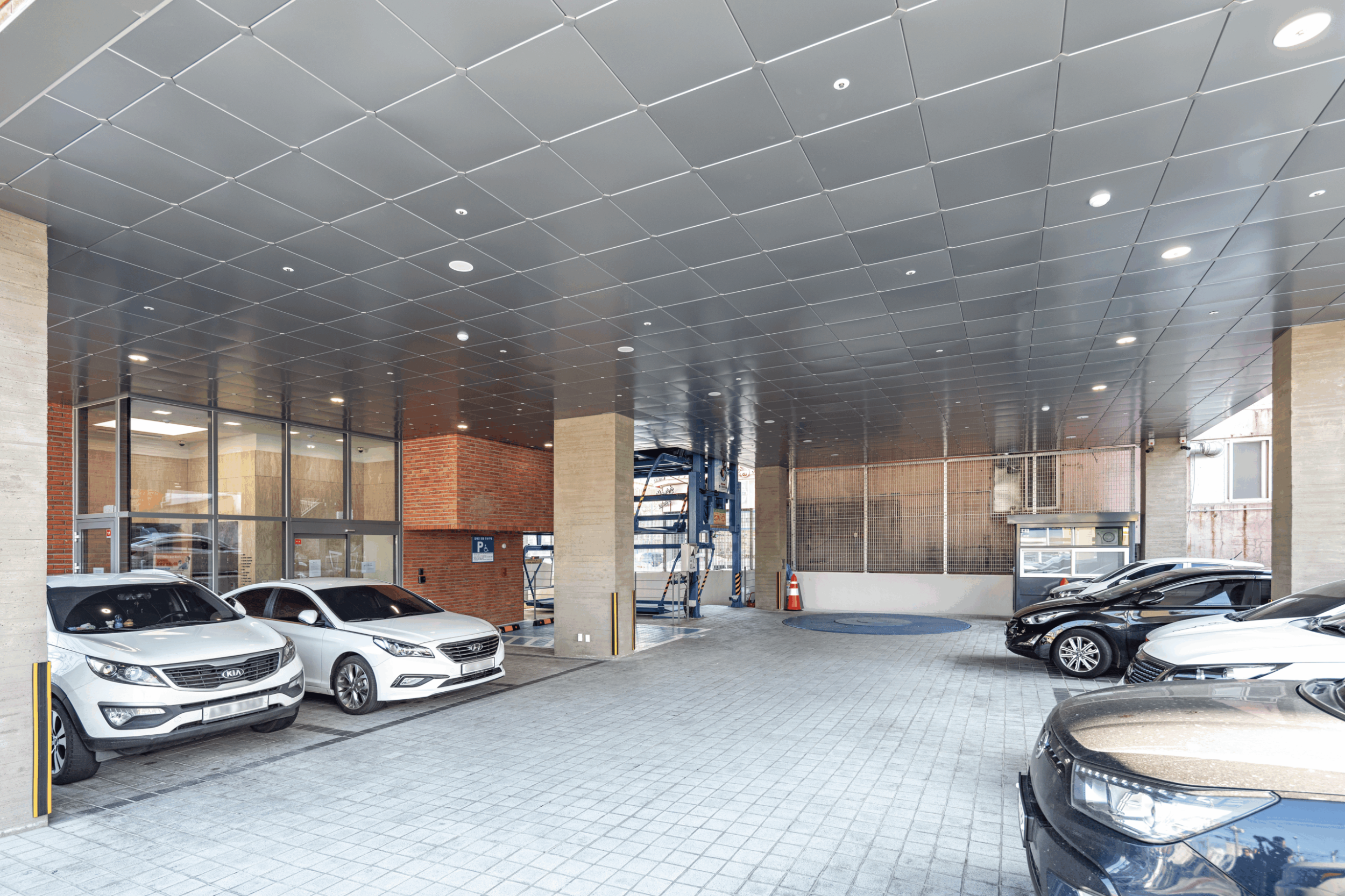 건물 1층 주차장